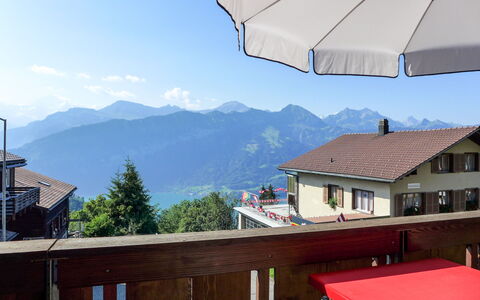 Chalet Burgfeld: Himmel, Ejendom, Bygning, Hvid, Sky, Bjerg, Vindue, Træ, Skygge