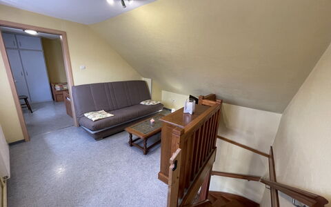 Marckolsheim 100: Couch, Møbel, Bygning, Komfort, Træ, Hus, Indretning, Etage, Gulvbelægning, Stue