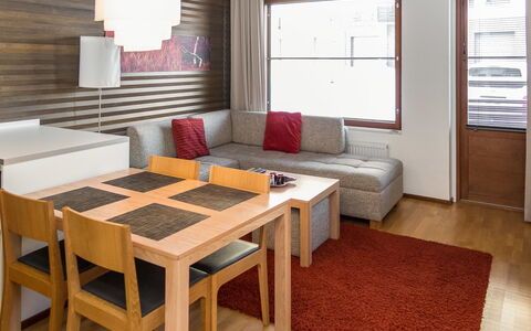 Nordic Chalet 9209: Møbel, Indretning, Gulvbelægning, Etage, Væg, Træ, Bord, Couch, Værelse, Loft
