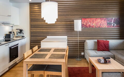 Nordic Chalet 9209: Møbel, Indretning, Gulvbelægning, Etage, Væg, Træ, Loft, Værelse, Trægulve, Couch
