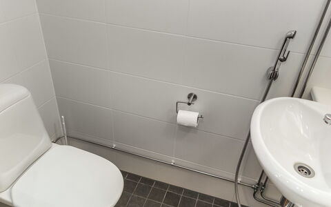 Nordic Chalet 9209: Badeværelse, Toiletbræt, Sanitærarmatur, Toilet, Gulvbelægning, Etage, Vvs, Indretning, Badeværelsesvask, Håndvask