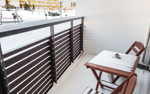 Nordic Chalet 9209: Lejlighed, Møbel, Altan, Hårdttræ, Vinter, Bejdse, Trægulve, Udendørs Møbler, Stol, Sne