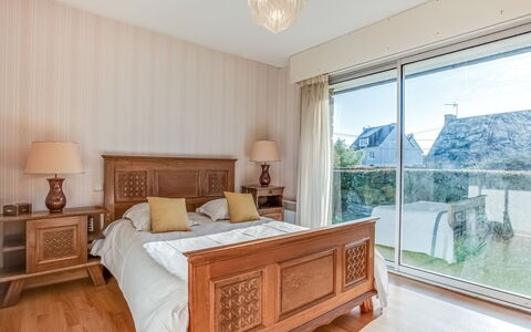 Grah Moullac: Soveværelse, Møbel, Ejendom, Værelse, Indretning, Seng, Ejendom, Bed Frame, Bygning, Etage