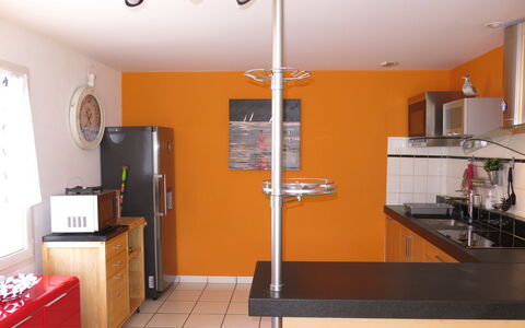 Les Embruns: Cabinetry, Møbel, Countertop, Vindue, Træ, Bygning, Orange, Belysning, Indretning, Gulvbelægning