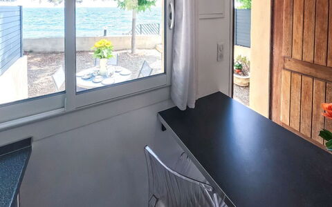 Solenzara 650: Sky, Himmel, Bordservice, Bord, Ejendom, Møbel, Bjerg, Mad, Tallerkner, Drinkware