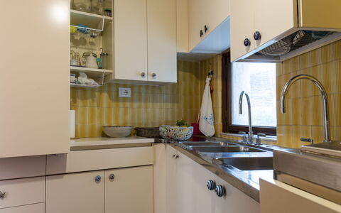 La Califfa: Tap, Cabinetry, Køkkenvask, Håndvask, Countertop, Ejendom, Sanitærarmatur, Køkken, Træ, Komfur