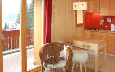 Villars 877: Værelse, Møbel, Ejendom, Indretning, Bygning, Etage, Hus, Spisestue, Bord, Bejdse