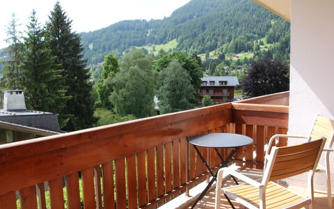 Villars 877: Himmel, Ejendom, Bjerg, Møbel, Bygning, Træ, Træ, Veranda, Hus, Sommerhus