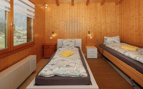 Chalet Guldeli: Indretning, Gulvbelægning, Etage, Træ, Loft, Soveværelse, Seng, Værelse, Møbel, Belysning