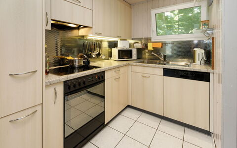 Chalet Guldeli: Køkken Apparat, Køkken, Countertop, Større Bandage, Cabinetry, Indretning, Træ, Gulvbelægning, Møbel, Husholdningsapparat