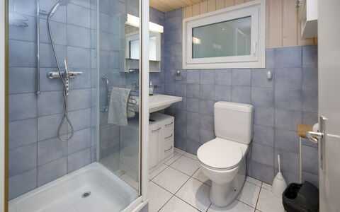 Chalet Guldeli: Badeværelse, Toiletbræt, Toilet, Sanitærarmatur, Badeværelsesvask, Håndvask, Gulvbelægning, Etage, Indretning, Tap
