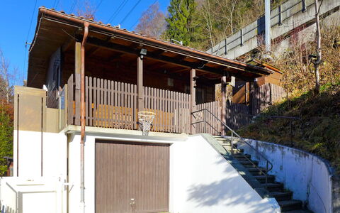 Chalet Guldeli: Himmel, Ejendom, Plante, Træ, Hældning, Træ, Skygge, Bygning, Bjælke, Sidespor