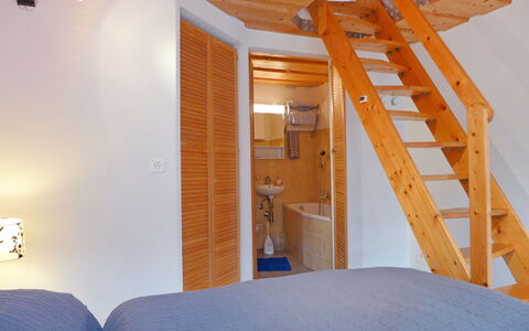 Chalet Guldeli: Værelse, Ejendom, Soveværelse, Attic, Seng, Væg, Trappe, Loft, Møbel, Hus