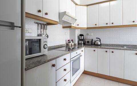 Torredembarra 186: Cabinetry, Countertop, Ejendom, Komfur, Køkken Apparat, Håndvask, Køkken, Skuffe, Køkkenvask, Cooktop