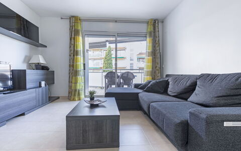 Oliveres: Møbel, Værelse, Stue, Ejendom, Indretning, Bygning, Etage, Hus, Arkitektur, Gul