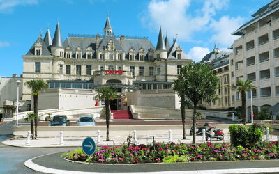 Arcachon 208: Sky, Plante, Himmel, Bygning, Ejendom, Vindue, Urban Design, Træ, Blomst, Hus