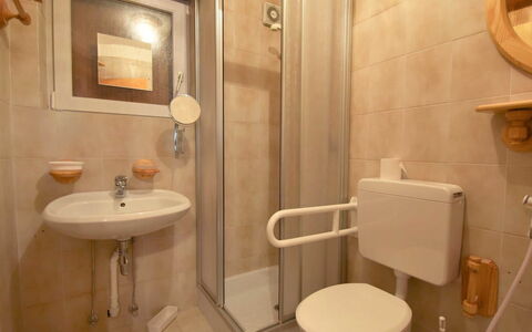 Villa Bellavista: Badeværelse, Ejendom, Værelse, Sanitærarmatur, Væg, Toiletbræt, Toilet, Indretning, Badeværelsesvask, Arkitektur