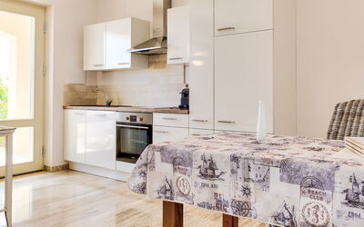 Lacona - Villa di Sogno 649.1: Værelse, Møbel, Ejendom, Indretning, Countertop, Køkken, Etage, Bygning, Cabinetry, Gul