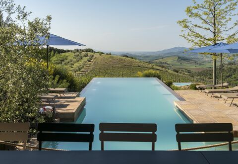 Sequerciani: Svømmepøl, Ejendom, Arkitektur, Træ, Hus, Ejendom, Fritid, Bygning, Ferie, Skygge