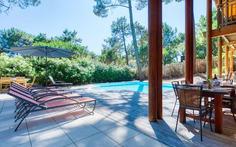 Villa la Lisière des Pins: Plante, Møbel, Ejendom, Himmel, Bord, Skygge, Svømmepøl, Træ, Udendørs Møbler, Arkitektur