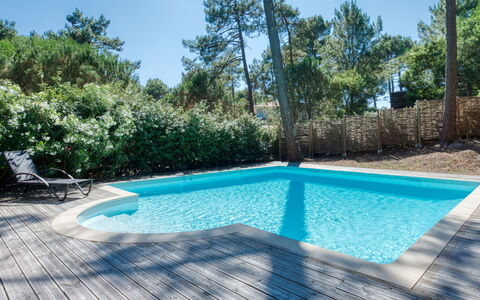 Villa la Lisière des Pins: Vand, Ejendom, Svømmepøl, Plante, Azure, Skygge, Himmel, Rektangel, Græs, Fritid