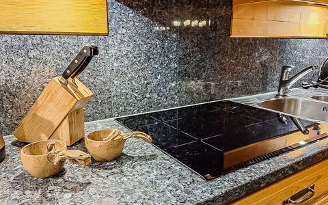 Kulta-Vuosseli a: Køkken, Countertop, Granit, Cabinetry, Køkken Apparat, Sanitærarmatur, Køkkenvask, Flise, Tap