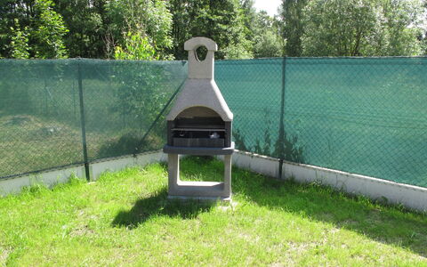 Pool & Wellness Estate: Græs, Lawn, Backyard, Land Lot, Gård, Plantesamfund, Træ, Have, Busk, Plante