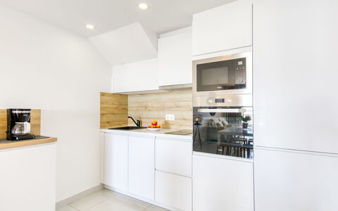 Mileni i: Køkken, Indretning, Gulvbelægning, Countertop, Træ, Køkken Apparat, Cabinetry, Etage, Større Bandage, Loft