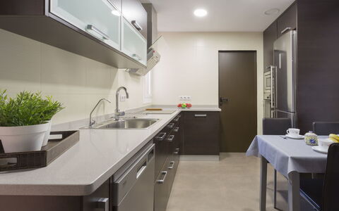Malba: Countertop, Værelse, Ejendom, Møbel, Indretning, Køkken, Cabinetry, Bygning, Etage, Gul