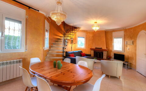 Villa Pasja: Værelse, Ejendom, Spisestue, Bygning, Indretning, Møbel, Bord, Loft, Ejendom, Hus