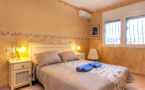 Villa Pasja: Soveværelse, Seng, Møbel, Værelse, Sengetøj, Ejendom, Sengetøj, Madras, Indretning, Bed Frame