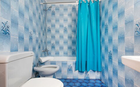 Villa Preciosa: Badeværelse, Blå, Værelse, Ejendom, Badeforhæng, Turquoise, Gardin, Indretning, Aqua, Azure