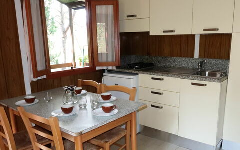 Albenga 605: Værelse, Ejendom, Countertop, Møbel, Køkken, Cabinetry, Bygning, Komfur, Hus, Indretning