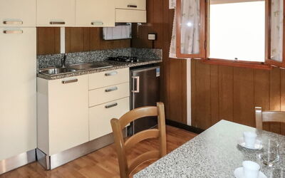 Bungalow B (Aeg401) 605.2: Værelse, Countertop, Ejendom, Møbel, Køkken, Cabinetry, Bygning, Komfur, Etage, Større Bandage