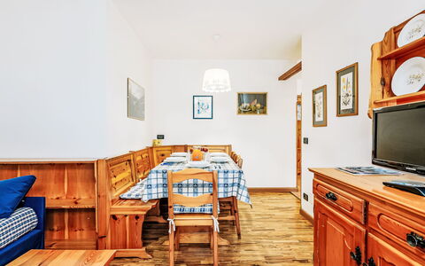 Condominio Val di Fassa: Møbel, Bord, Cabinetry, Skuffe, Bygning, Træ, Indretning, Orange, Billedramme, Hus
