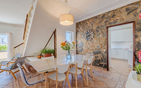 Casa Do Sol: Møbel, Indretning, Gulvbelægning, Etage, Træ, Stol, Bord, Køkken & Spisebord, Loft, Spisestue