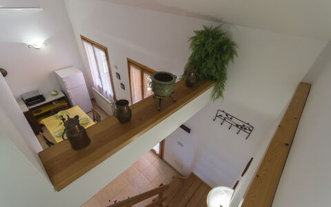 Calanchi Apartments: Ejendom, Værelse, Hus, Indretning, Ejendom, Møbel, Bygning, Etage, Stueplante, Trappe