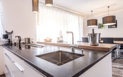 Lakeside Village 28 (+ Sauna): Håndvask, Tap, Køkkenvask, Countertop, Cabinetry, Ejendom, Sanitærarmatur, Træ, Køkken, Belysning