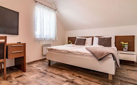 Lakeside Village 28 (+ Sauna): Møbel, Bygning, Vindue, Komfort, Træ, Bed Frame, Skygge, Indretning, Hus, Pude