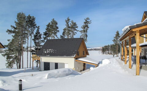 Lakeside Village 28 (+ Sauna): Himmel, Bygning, Sne, Ejendom, Vindue, Hus, Træ, Hældning, Plante, Sommerhus