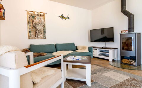 Lakeside Village 11: Couch, Møbel, Ejendom, Bord, Komfort, Billedramme, Indretning, Stue, Studio Couch