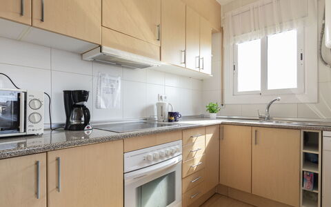 Regina: Ejendom, Værelse, Køkken, Cabinetry, Countertop, Møbel, Bygning, Hus, Indretning, Ejendom