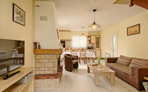 Le Clos Er Bert: Møbel, Ejendom, Bord, Couch, Træ, Plante, Hylde, Indretning, Cabinetry, Gulvbelægning