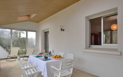 Le Clos Er Bert: Ejendom, Bord, Træ, Indretning, Bygning, Stol, Vindue, Skygge, Etage