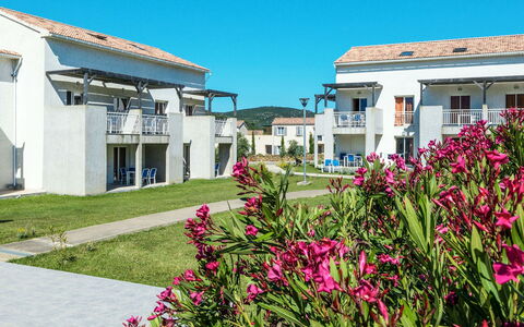 Saint-Florent 651: Blomst, Plante, Himmel, Bygning, Vindue, Azure, Hus, Græs, Landskab, Sommer