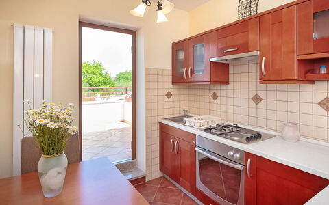 Stari Brist: Countertop, Værelse, Ejendom, Cabinetry, Møbel, Køkken, Bygning, Indretning, Håndvask, Ejendom