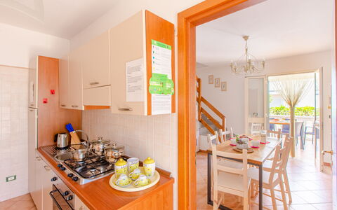 Villa Orchidea: Værelse, Ejendom, Gul, Køkken, Orange, Møbel, Bygning, Hus, Ejendom, Indretning
