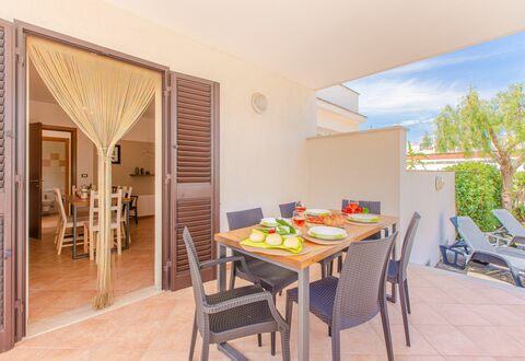 Villa Orchidea: Ejendom, Værelse, Ejendom, Indretning, Møbel, Bygning, Hus, Spisestue, Bord, Hjem