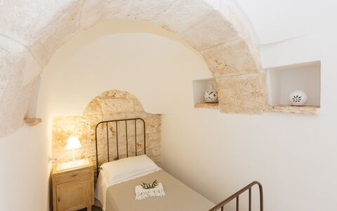 Trullo Suenn Con Piscina: Værelse, Ejendom, Arch, Arkitektur, Indretning, Møbel, Bygning, Soveværelse, Seng, Loft