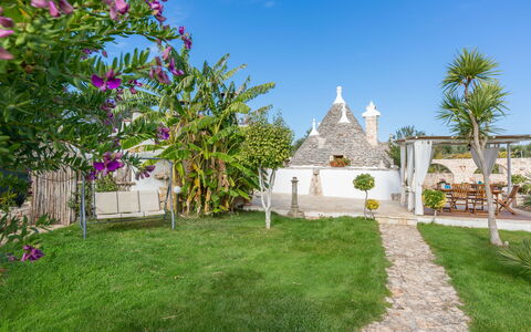 Trullo Suenn Con Piscina: Ejendom, Hus, Ejendom, Bygning, Græs, Hjem, Estate, Træ, Lawn, Have